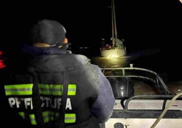 Rescatan a dos tripulantes tras encallamiento de velero en Colonia