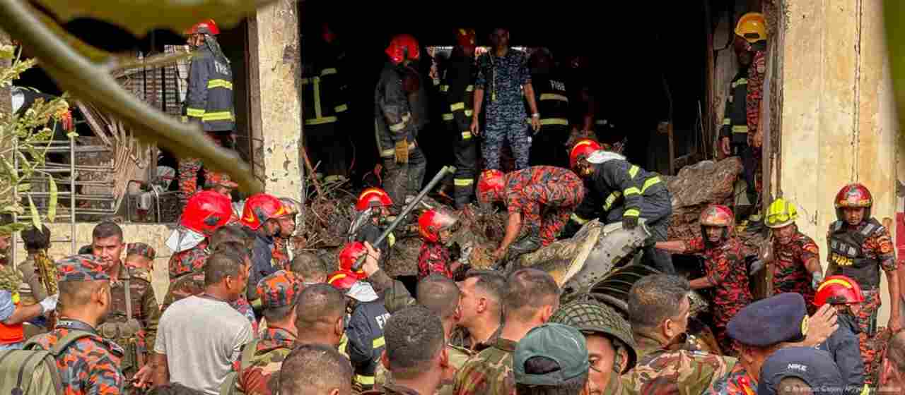 Al menos 16 muertos en accidente de avión en Bangladés