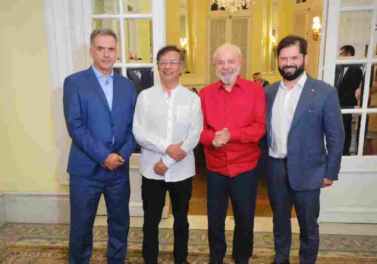 El presidente Yamandú Orsi viajó a Chile para participar en la Cumbre “Democracia para Siempre”