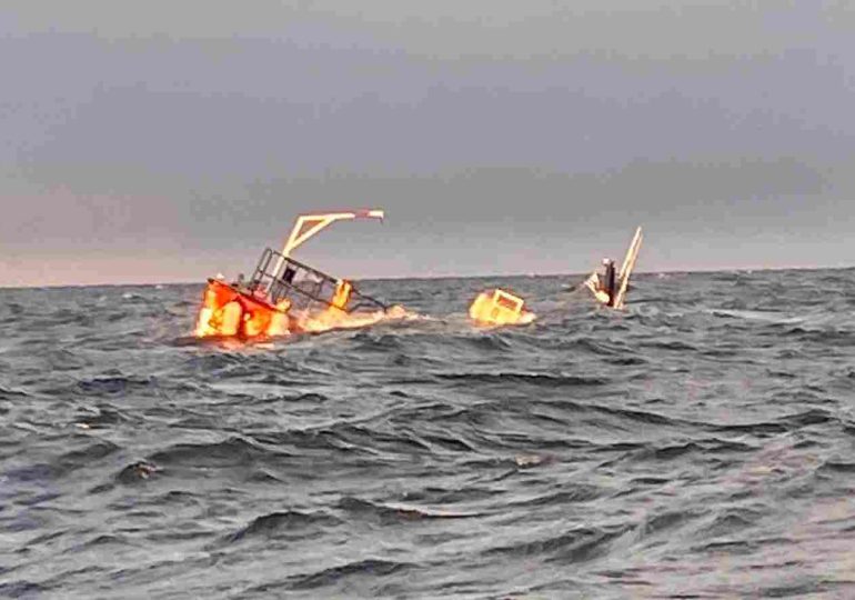Rescatan a dos tripulantes tras semihundimiento de embarcación frente a Punta Colorada