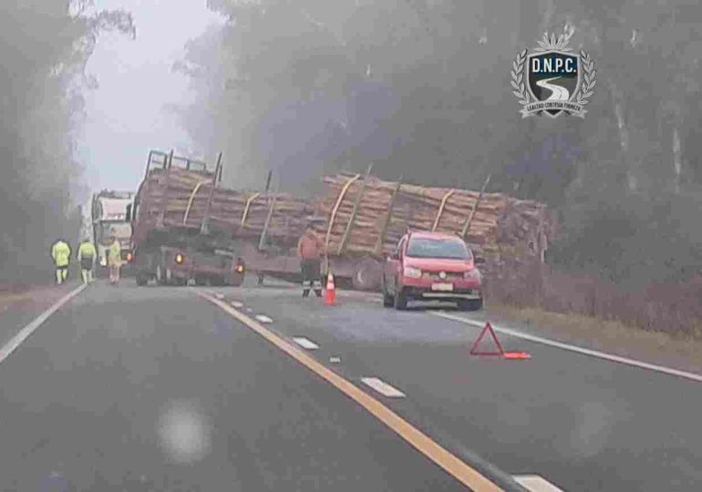Camión quedó inmovilizado en Ruta 20 tras caer en alcantarilla