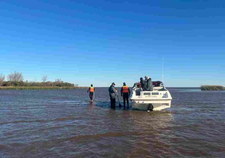 Prefectura de Carmelo asistió a embarcación deportiva varada en la zona de Martín Chico