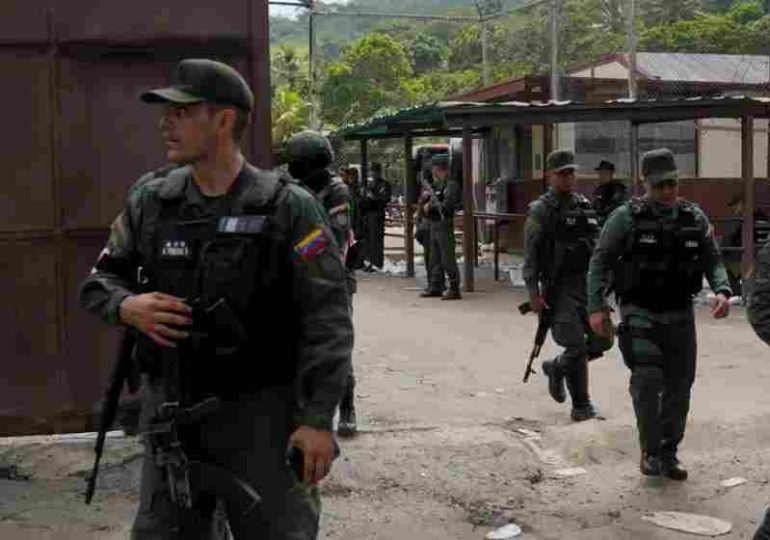Venezuela mandará 15 000 efectivos a frontera con Colombia