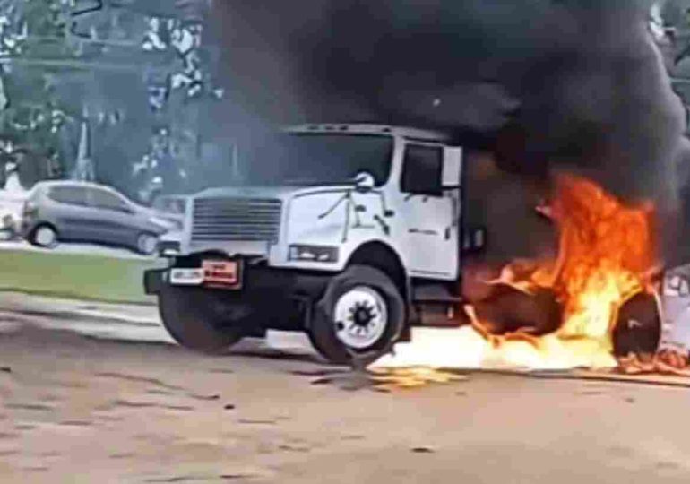 Un camión que transportaba alquitrán se prendió fuego en La Capuera