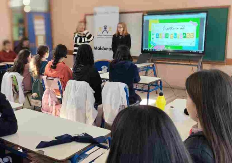 Charla sobre seguridad ciudadana, redes sociales y autocuidado en la Escuela N.º 108 de La Capuera