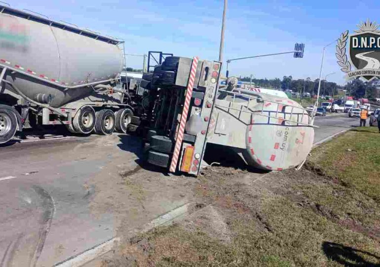 Camión con 27 toneladas de portland volcó en Ruta 102: conductor lesionado
