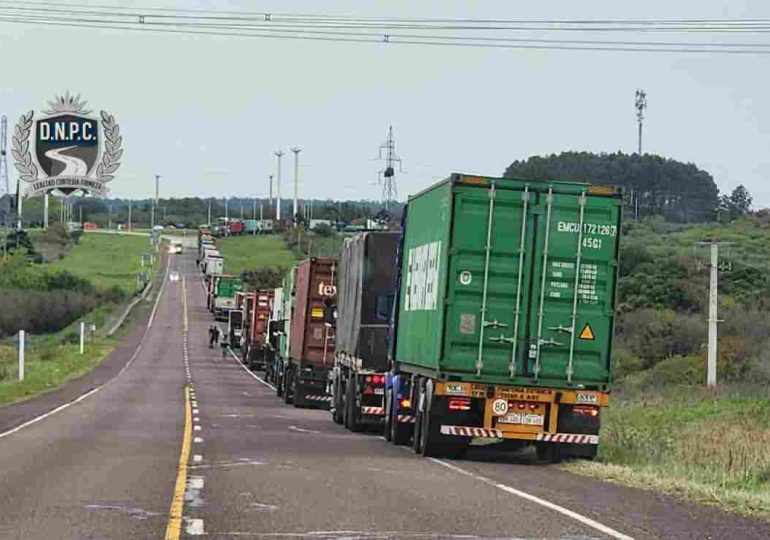 Congestionamiento de camiones en el Puente Internacional Salto Grande