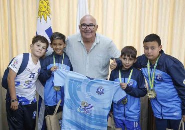 Niños de Maldonado integrantes de la selección uruguaya de fútbol infantil visitaron al intendente