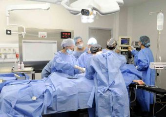Profesionales calificados y centros habilitados: la base de una cirugía plástica segura
