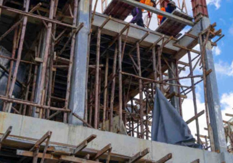 Dos obreros resultan heridos tras caída de 6 metros en obra de Punta del Este