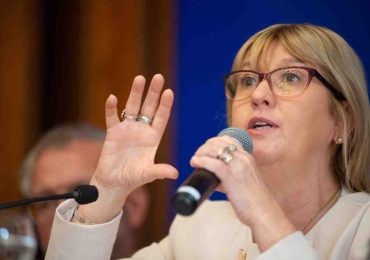 Denuncian a Cristina Lustemberg ante el Colegio Médico por caso Soledad Barrera