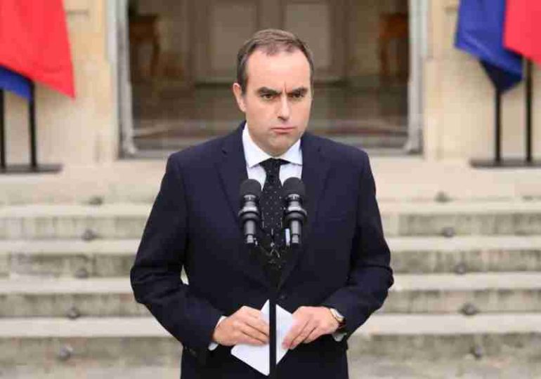 Francia: renuncia primer ministro tras presentar gabinete