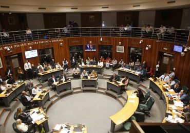 Cruce en la Junta por los nuevos tributos: el oficialismo defiende reestructura ambiental y el FA habla de subas