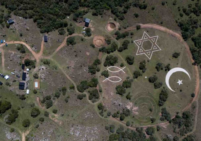 Uruguayos construyen símbolo de paz interreligioso visible desde el espacio