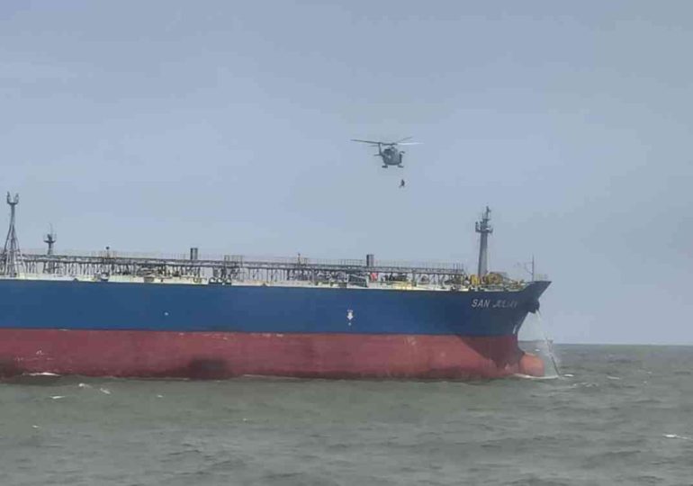 La Armada Nacional evacuó de urgencia a un tripulante con síntomas de ACV