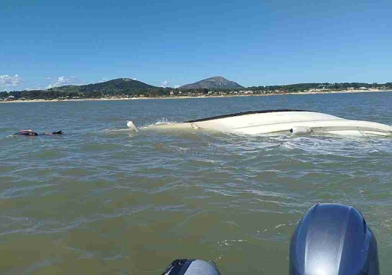 Prefectura rescató a dos tripulantes tras el hundimiento de una embarcación deportiva frente a Playa Hermosa
