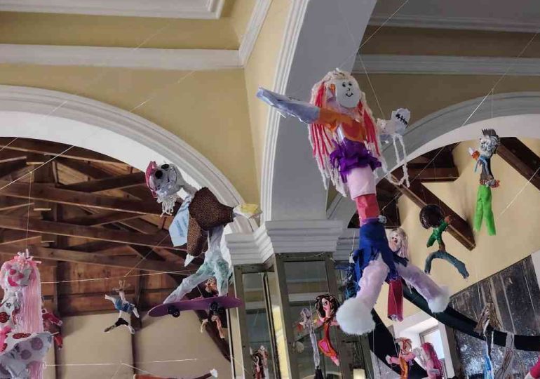 Piriápolis inauguró la Bienal “Arte y Parte” con obras escolares inspiradas en la libertad
