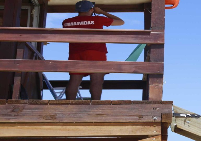 Guardavidas de Maldonado iniciaron su labor este sábado tras retraso en la instalación de casetas