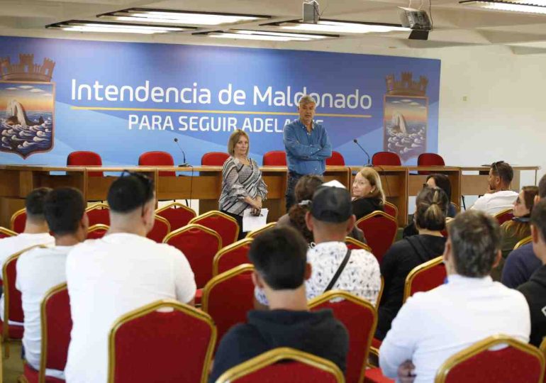 IDM entregó carnés a vendedores ambulantes y prepara los servicios de playa para la temporada
