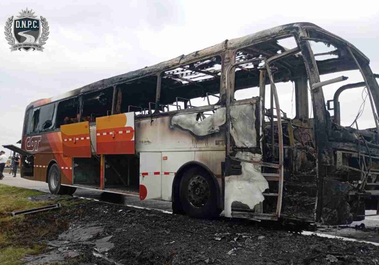 Ómnibus particular se incendió en Ruta 5; el conductor resultó ileso