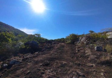 Denuncian graves daños ambientales y arqueológicos en Sierras del Tirol, en el entorno del Cerro Pan de Azúcar
