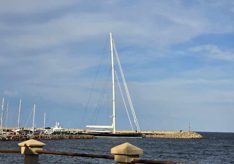 Piriápolis recibió al superyate de vela “Kokomo”, una de las embarcaciones más destacadas del mundo