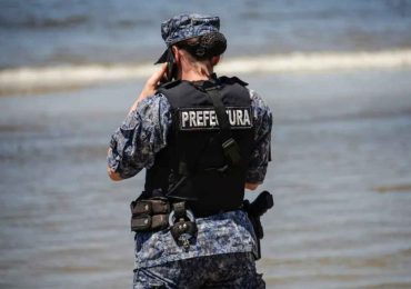 Hombre de 40 años permanece internado tras caer al agua y sufrir convulsiones mientras limpiaba su embarcación