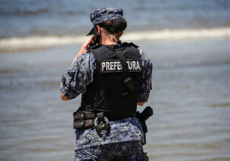 Hombre de 40 años permanece internado tras caer al agua y sufrir convulsiones mientras limpiaba su embarcación