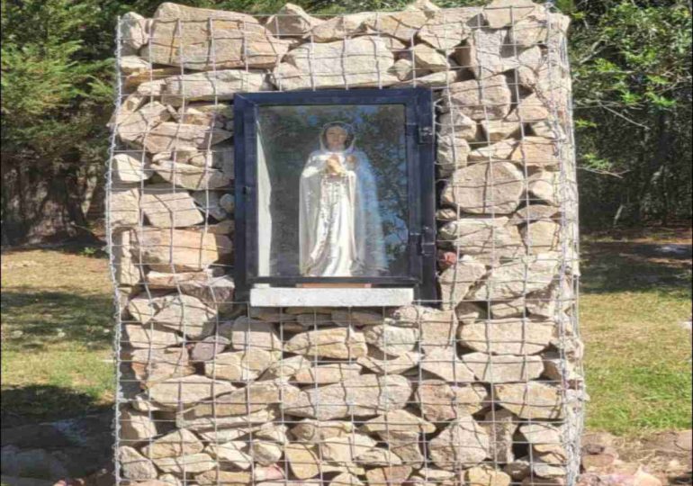 La imagen de la Rosa Mística volvió a su emplazamiento original en el Cerro de la Gloria, en Piriápolis