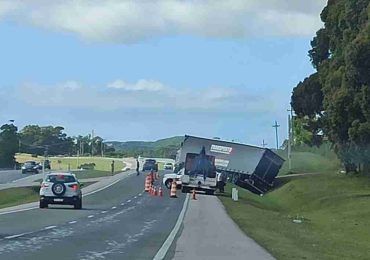 Camión despistó en Ruta 93 durante la madrugada: conductor ileso