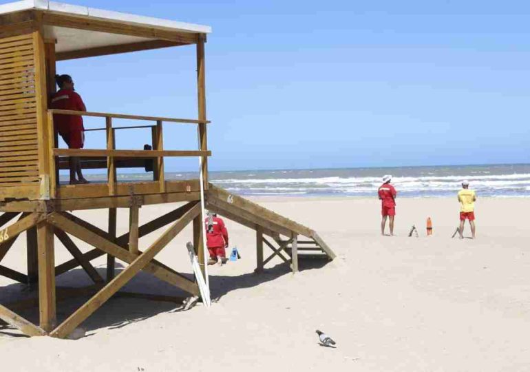Recomiendan bañarse solo en zonas con servicio de guardavidas