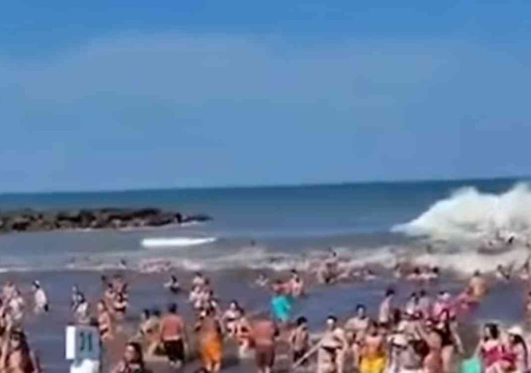 En Argentina, una sucesión de olas provocó un muerto y al menos 35 heridos en Santa Clara del Mar