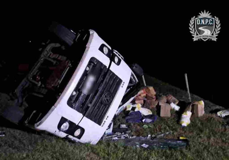 Dos lesionados leves tras despiste y vuelco de camión en Ruta 3
