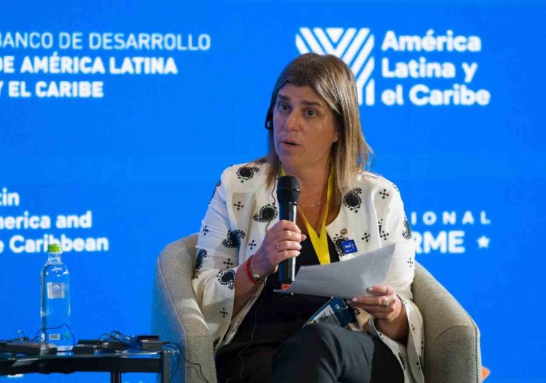 Uruguay expuso su enfoque integral de vivienda y hábitat en el Foro Económico Internacional de CAF en Panamá