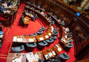 Frente Amplio propone suspender jubilaciones y pensiones a personas prófugas de la Justicia