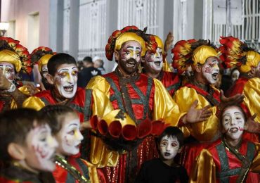 Carnaval 2026 comenzó oficialmente con gran marco de público y la participación de 20 agrupaciones