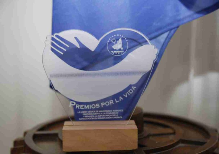 Reconocieron a guardavidas que salvaron la vida de un hombre en el Arroyo San Carlos