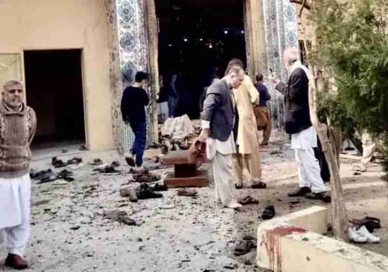 Pakistán: más de 130 muertos en atentado contra mezquita