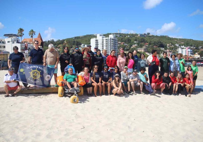 Personas en situación de discapacidad de Pando disfrutaron en la Playa Accesible de Piriápolis