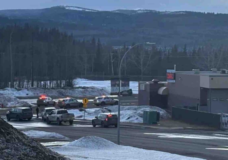 Ataque armado en escuela de Canadá dejó 10 muertos, incluido el agresor