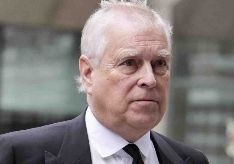 Detienen al príncipe Andrés por presunta mala conducta en funciones oficiales