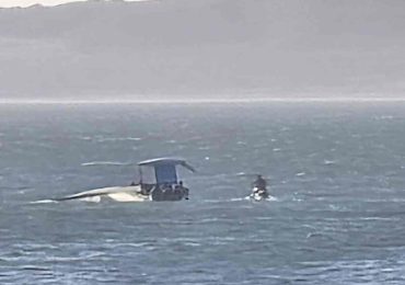 Guardavidas rescató a cinco personas tras vuelco en Playa Mansa