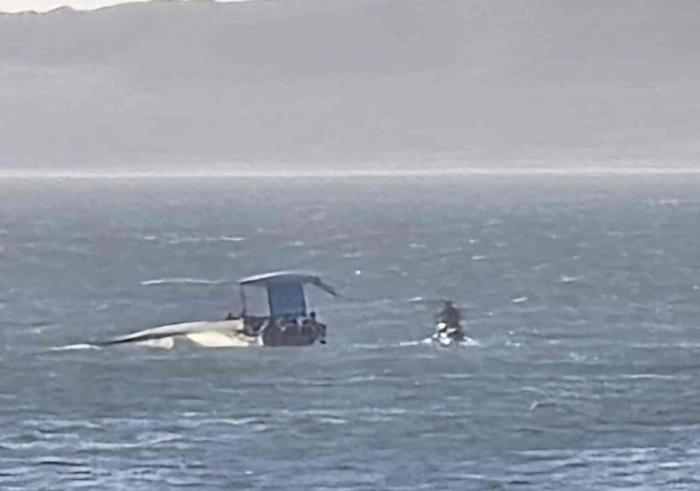 Guardavidas rescató a cinco personas tras vuelco en Playa Mansa