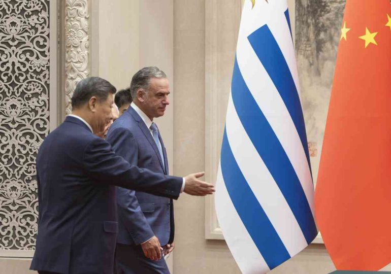 Xi llama a potenciar cooperación con Uruguay en múltiples áreas