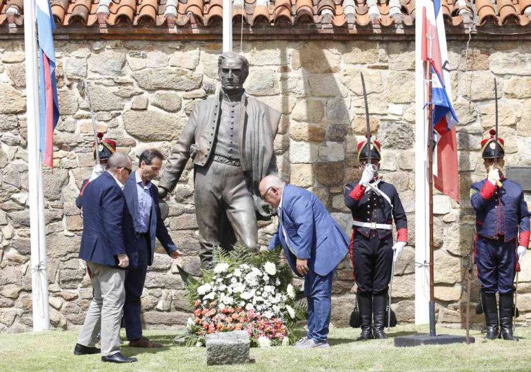 Abella acompañó el aniversario Nº229 del ingreso de José Gervasio Artigas al Cuartel de Dragones