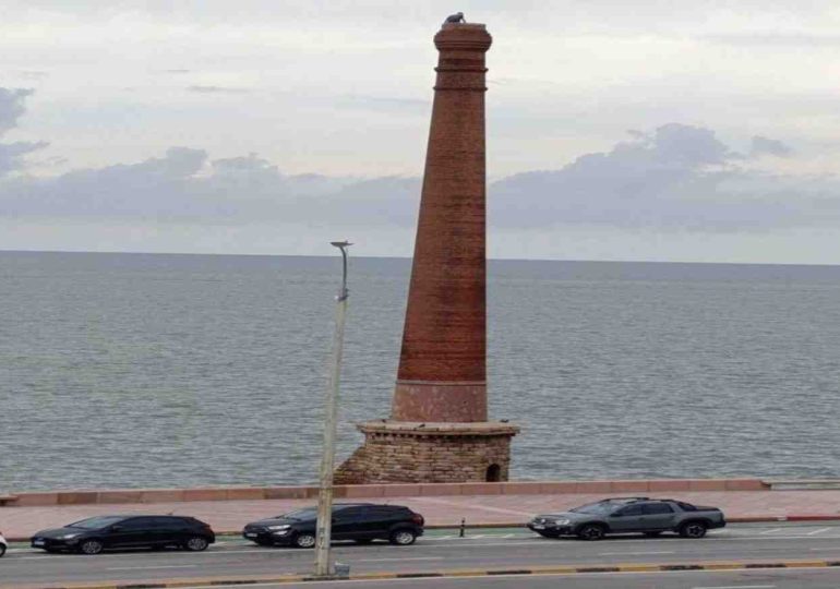 Hombre fue bajado de la chimenea de la Escollera Sarandí por Prefectura y Bomberos