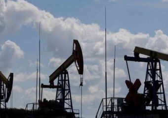 El petróleo cae casi 5 % tras acuerdo entre EE.UU. e Irán para reabrir Ormuz