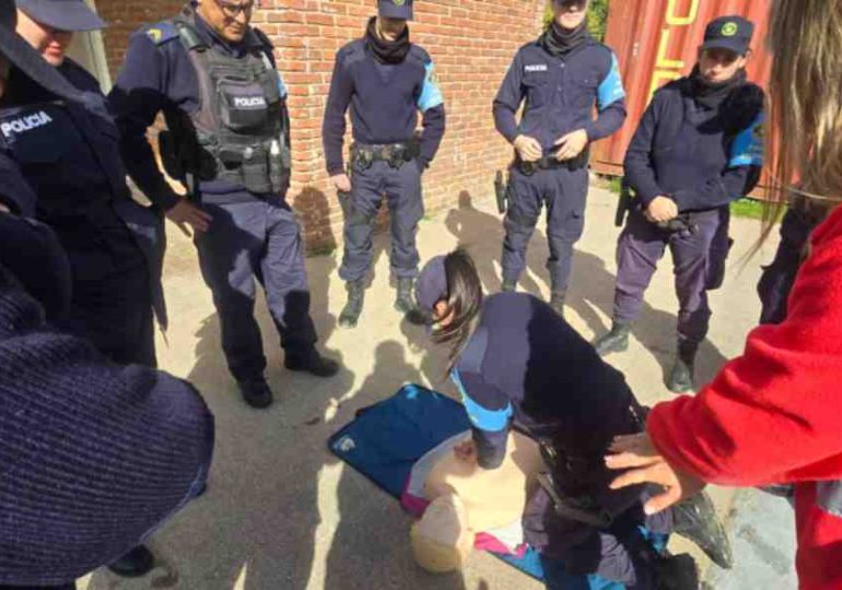 Rápida acción de policías, personal y médicos salva a un hombre con RCP