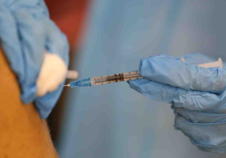 IDM analiza ampliar vacunatorios por campaña antigripal