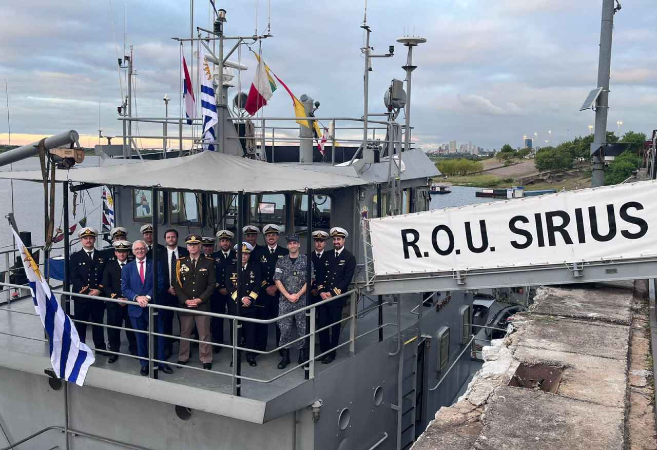 Buques de la Armada uruguaya arribaron a Asunción para participar en ...